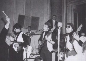 complesso The Bumpers durante l'esecuzione della prima messa beat nel 1966