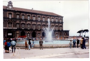 1985 Centenario dell'AMAN, in piazza Plebiscito  si ricostruisce provvisoriamente la fontana