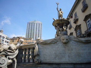 1200px-Napoli_-_fontana_del_Nettuno_1030681