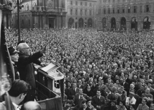 Un comizio di Lauro a torino