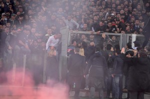 C.Italia:Hamsik a colloquio con tifosi, lancio petardi