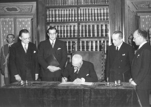 enrico-de-nicola-firma-la-costituzione-alla-presenza-di-alcide-de-gasperi-e-umberto-terracini