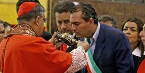 De Magistris bacia l'ampolla del sangue di San Gennaro
