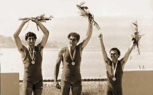 Carmine, a sinistra, e Giuseppe Abbagnale con il timoniere Giuseppe di Capua  primo oro dei fratelli