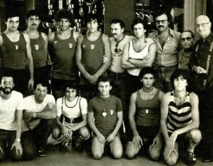 l presidente del Circolo Nautico di Castellammare, Pasquale Gaeta (quinto in piedi) in una foto di gruppo