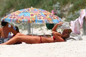 Alessia Marcuzzi al mare con la sua amica Claudia