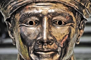 STATUA DI SAN GENNARO NEL CORTILE DEL MUSEO DEL TESORO A NAPOLI