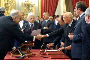 Criscuolo (a sinistra) durante il giuramento come giudice costituzionale dinanzi al presidente della Repubblica italiana Napolitano (2008).
