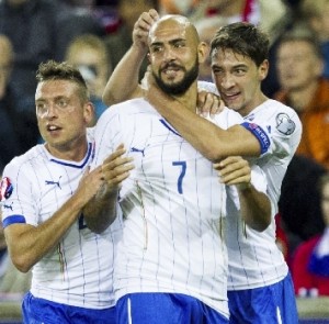 Zaza festeggiato per il primo gol in azzurro