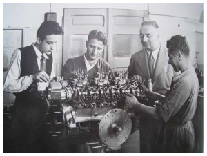 Enzo-Ferrari-con-il-figlio-Dino-primo-a-sx