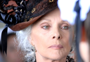 virna-lisi-e-lucrezia-sciarra-nella-miniserie-il-sangue-e-la-rosa-86943