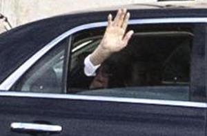 Davanti al Quirinale folla saluta Napolitano che ricambia