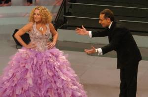 2005  sul palco c’è Antonella Clerici. Impossibile non vederla con quell’abito-meringa