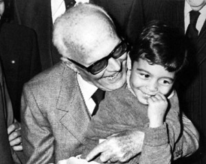 Il Presidente della Repubblica Sandro Pertini con un bambino.