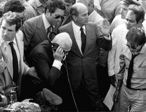 Alfredino Rampi, caduto in un pozzo a Vermicino nel 1981. Nella foto il presidente Pertini con Elevno Pastorelli all’imboccatura del pozzo
