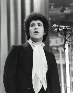 Lucio Battisti mentre canta Un'avventura.