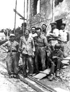Nella foto Pertini muratore durante l’esilio a Nizza