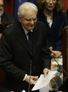 Mattarella confonde fogli discorso e si scusa
