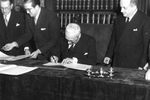 l Presidente De Nicola firma la Costituzione Italiana – 27 dicembre 1947