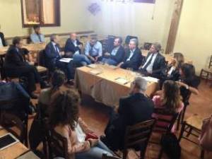 luigi-de-magistris-e-la-pre-giunta-in-un-ristorante-597899_tn