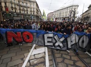 Expo: black-bloc nel corteo con estintori a vernice
