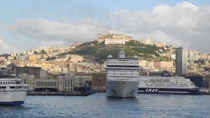 800px-Napoli-Fährhafen,_Kreuzfahrtschiff