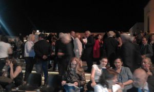 a platea dell'Arena si riconoscono dall sinistra Cecilia Pengue, al centre Luigi Grispello con la moglie Annie in rosso e sulla dx Luciano Schifone
