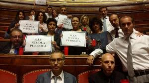 Scuola: lumini su banchi M5s Senato, celebriamo suo funerale