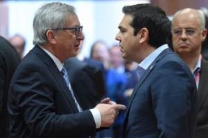 l presidente del Consiglio europeo Jean-Claude Juncker e il premier greco Alexis Tsipras.