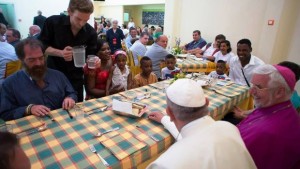 papa-francesco-pranza-con-i-poveri-2-620x350