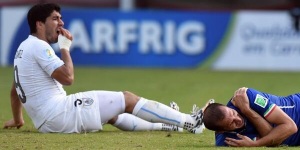 suarez-morso-suarez-suarez-morso-chiellinis-qualifica-suarez-fifa-inchiesta-morso-suarez-inchiesta-suarez-morso-a-chiellini-suarez-mord-chiellini-video-foto