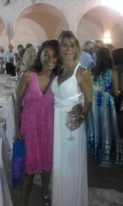 Angela Aloschi in lungo bianco ed amcia