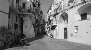 Vicolo_di_Ischia_Ponte_b&n