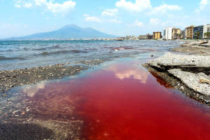castellammare-di-stabia-mare-rosso-sangue