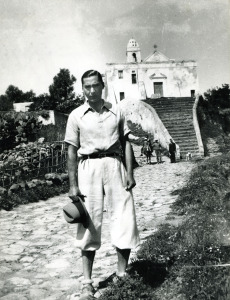 1934-Lipari-Curzio-Malaparte-davanti-alla-Chiesa-dellAnnunziata-con-la-scalinata-che-gli-ispirerà-la-villa-di-Capri