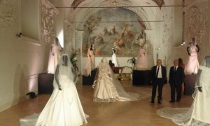 Gianni Russo ed Enzo De Paola ammirano gli abiti da sposa di Alessio Visone