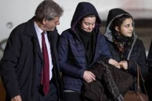 greta-e-vanessa-atterrano-a-roma-gentiloni-le-accoglie-1-633174_tn