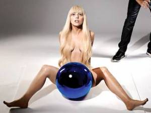 lady-gaga-poses-naked-with-a-blue-ball-for-jeff-koons-lb-714059_tn