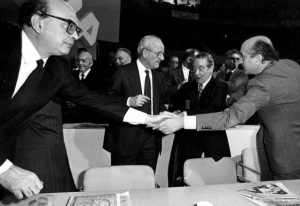 Ciriaco De Mita stringe la mano a Bettino Craxi, 1985