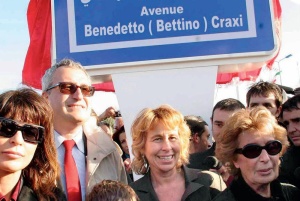 Bobo e Stefania  sulla tomba di Craxi a Hammamet