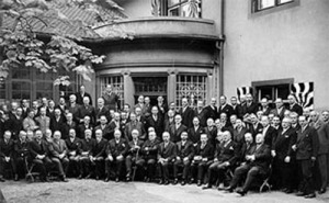 Bretton Woods e' un accordo che nasce tra 730 delegati di 44 Paesi (negli anni 40)