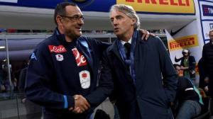 La stretta di mano tra Maurizio Sarri e Roberto Mancini