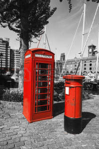 28293119-cabina-telefonica-e-una-casella-postale-presso-st-katharine-docks-di-londra