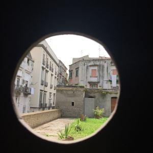 Napoli dalla grata del monastero di clausura delle Trentatré.
