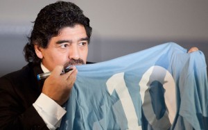 maradona_bacio_maglia_getty