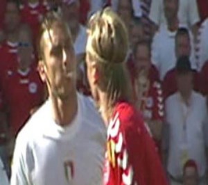 Totti sputa Poulsen