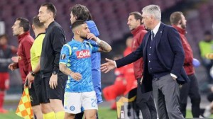 Ancelotti saluta Insigne in panchina